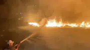 Diyarbakır kırsalında başlayan örtü yangını kontrol altına alınmaya çalışılıyor