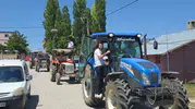 Van’daki düğünde gelin alma konvoyu milyonluk traktörlerle yapıldı