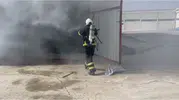 Kızıltepe Buğday Pazarı bölgesindeki bir depoda iş makinesi alevlere teslim oldu