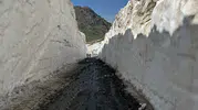 Yüksekova dağlarında Temmuz ayında karla mücadele zorlu geçiyor