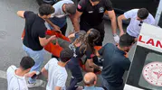 Yüksekova caddesinde fenalaşan kişiye çevredeki vatandaşlar anında müdahale etti