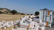 Çermik'te saman yüklü kamyon yan yattı