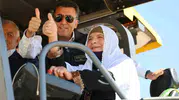 Çemişgezek köy yolunda asfalt dönemini Ayşe teyze ile başlattılar