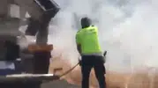 Elazığ’da trafik polisi yoldan çevirdiği beton mikseriyle yangını söndürdü