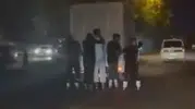 Diyarbakır sokaklarında seyir halindeki pikaba tutunan gençlerin yürekleri ağza getiren tehlikeli yolculuğu