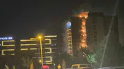 Diyarbakır'da plazada yangın büyüdü, çatıya sıçradı