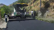 Hakkari'de 40,5 kilometrelik köy yolu sıcak asfaltla kaplandı