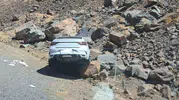 Hakkari Çukurca yolunda otomobilin kayaya çarpması sonucu üç kişi yaralandı