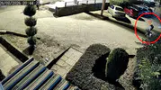 Boşanma aşamasındaki eşini parkta vurup çocuğuyla kaçtı