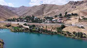 Yüksekova Dilimli Barajı yaz sıcağında serinlemek isteyenleri ağırlıyor