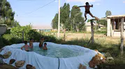 Yüksekova’da Aileler Çocukları İçin Evlerinin Önüne Havuz Yaptı
