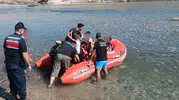 Eğil'de su yükselince mahsur kalan aile botla kurtarıldı
