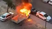 Diyarbakır Bağlar ilçesinde park edilen kamyonet çıkan yangında tamamen yandı
