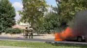 Kayapınar ilçesinde park halindeki araç çıkan yangın sonucu küle döndü