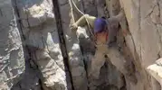 Yüksekova kırsalında telef olan buzağıyı uçurumdan çıkarmak için riskli operasyon