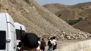 Yüksekova ile Van arasındaki ulaşımı kaya kütleleri kesti