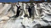 Hakkari Yüksekova dağlarında ağustos ayında metrelerce kar tüneli keyfi yaşanıyor