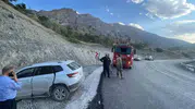 Hakkari Van yolunda otomobil bariyerlere çarptı