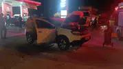 Yüksekova yolunda otomobil yangını büyük tehlike yarattı