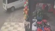 Elazığda kontrolden çıkan minibüs bir evin bahçesine daldı