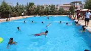 Şanlıurfalı çocuklar kavurucu sıcaklarda ücretsiz havuzlarda serinliyor