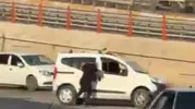 Şanlıurfa sokaklarında hareket halindeki araca tutunarak içeri girmeye çalıştı