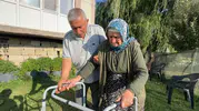 Yürüme yetisini kaybeden annesinin 20 yıldır her ihtiyacına koşan evlat