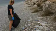Bitlis ziyaretine gelen Alman turist Van Gölü kıyısında temizlik yaptı