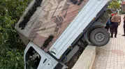 Elazığ'da kamyonet apartman bahçesine uçtu