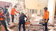 Endonezya’da korku dolu anlar: 7.7’lik depremde bilanço ağırlaşıyor