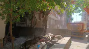 Siirt'te çöp biriken iki katlı konut belediye ekiplerince boşaltıldı