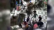 Şanlıurfa sokaklarında döner bıçaklı kavga anı kameraya yansıdı