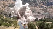 Siirt Pervari yolunda dev kaya kütleleri kontrollü patlatma ile parçalandı