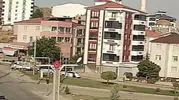 Elazığ'da el freni unutulan otomobil caddeyi aşarak tarlaya girdi