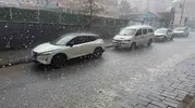 Tatvan aniden bastıran dolu ve sağanakla beyaza büründü