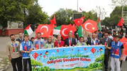 Ağrı'da bin öğrenci Gazze'deki çocuklar için gökyüzünü renklendirdi