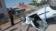 Erciş yolunda otomobil istinat duvarından aşağı uçtu