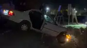 Şanlıurfa'da köpeğe çarpmamak için manevra yapan otomobil köprüde asılı kaldı