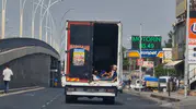 Diyarbakır trafiğinde kamyonet kasasında tehlikeli yolculuk kameraya yansıdı