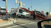 Batman'da ani fren yapan kamyonetin kasasındaki demirler kabine savruldu