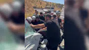 Şanlıurfa Birecik yolunda tur otobüsü ile hafif ticari araç çarpıştı