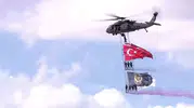 Yerli helikopterle gökyüzünde Türk bayraklı nefes kesen gösteri
