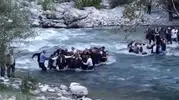 Yüksekova'da sarp arazide yaşamını yitiren vatandaşın cenazesi omuzlarda taşındı