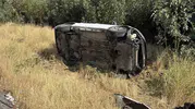 Bağlar ilçesinde virajı alamayan otomobil devrildi