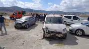 Muş Altınova yolunda iki araç çarpıştı