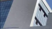 Diyarbakırda alacağını alamayan işçi inşaatın çatısına çıkarak eylem yaptı