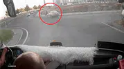 Diyarbakır'da kaldırımda yürüyen anne ve iki çocuğuna otomobil çarptı