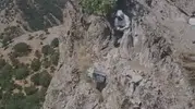 Elazığlı arıcıların kayalıklardaki zorlu bal hasadı mesaisi