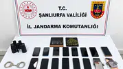 Mısır tarlasında yakalanan dolandırıcıların ev ve arabasından çıkanlar hayrete düşürdü