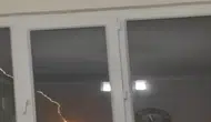 Diyarbakır’da binaya yıldırım düştü: O anlar kamerada